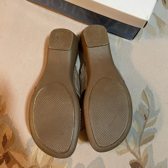 St. John’s Bay size 10 champagne colored sandals - Picture 2 of 9